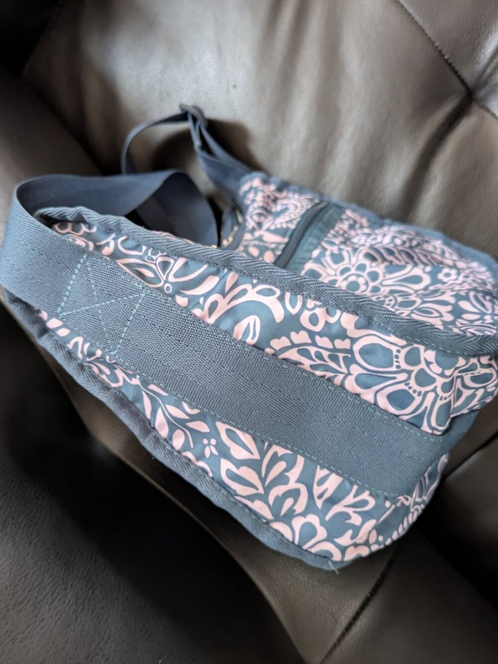 LeSportsac Classic Hobo/Crossbody Bag with a coordinating pouch - Picture 8 of 8